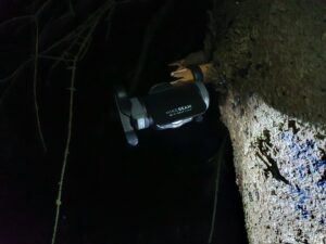 Lykten kan henges opp via beltefestene og lyse opp campen