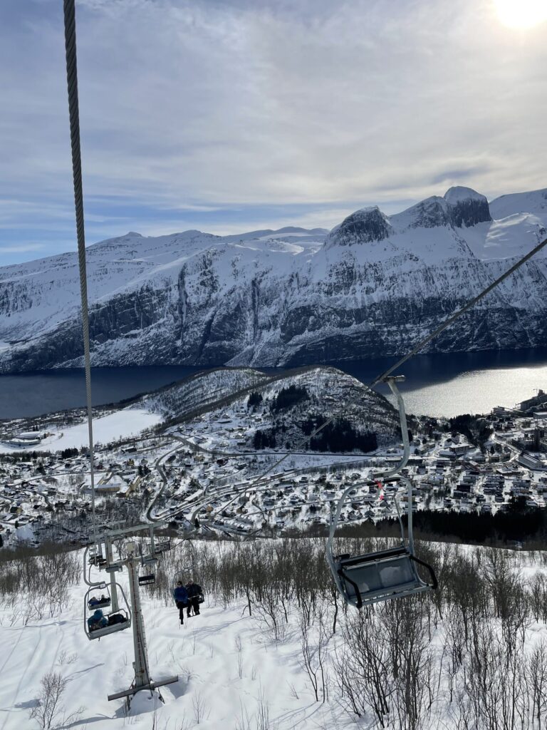 Utsikt over Glomfjord, fjellene og taubanen.