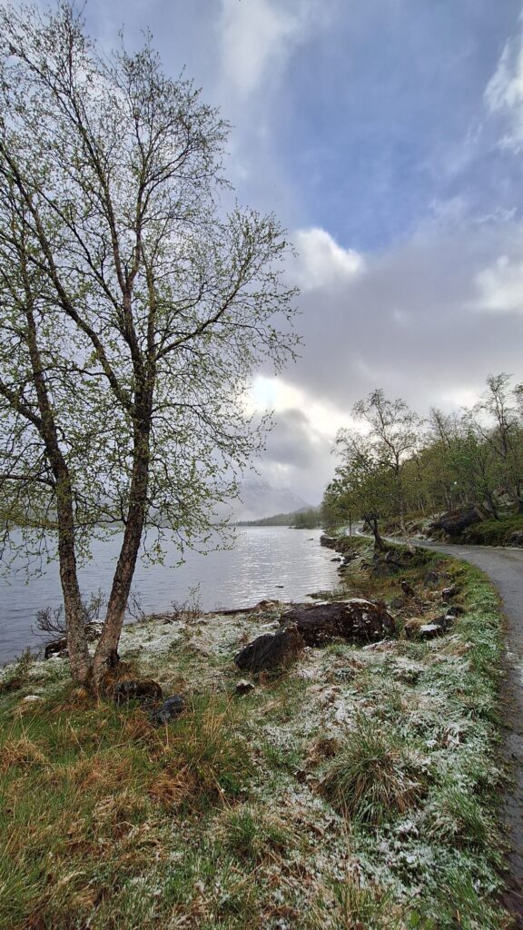 Naturvakkert vann og tursti i Innerdalen.