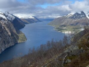 Fjord omgitt av fjell