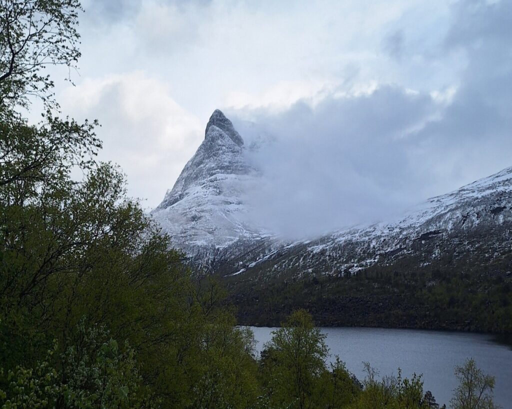 Innerdalstårnet omgitt av skyer.