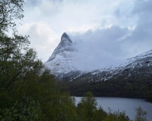 Innerdalstårnet omgitt av skyer.