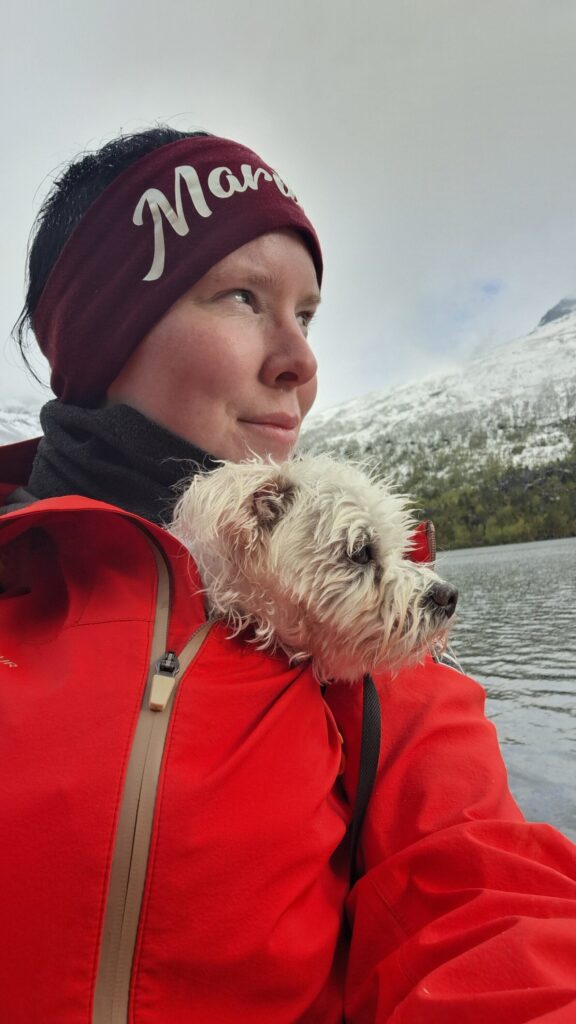 Fjelltid-Marita på tur med liten hund innenfor jakka.