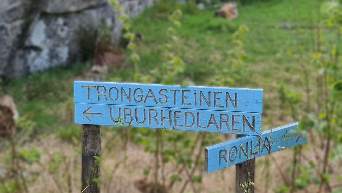 Veiskilt til turstiene ved Uburhedlaren.
