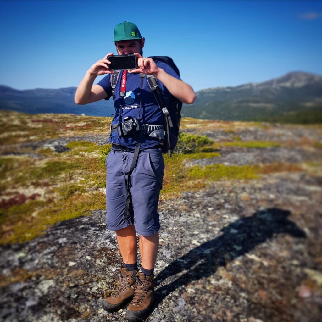 Alt skal dokumenteres når FjellTid-Tomas er på tur. Her fra en fellestur med FjellTid i Espedalen. 