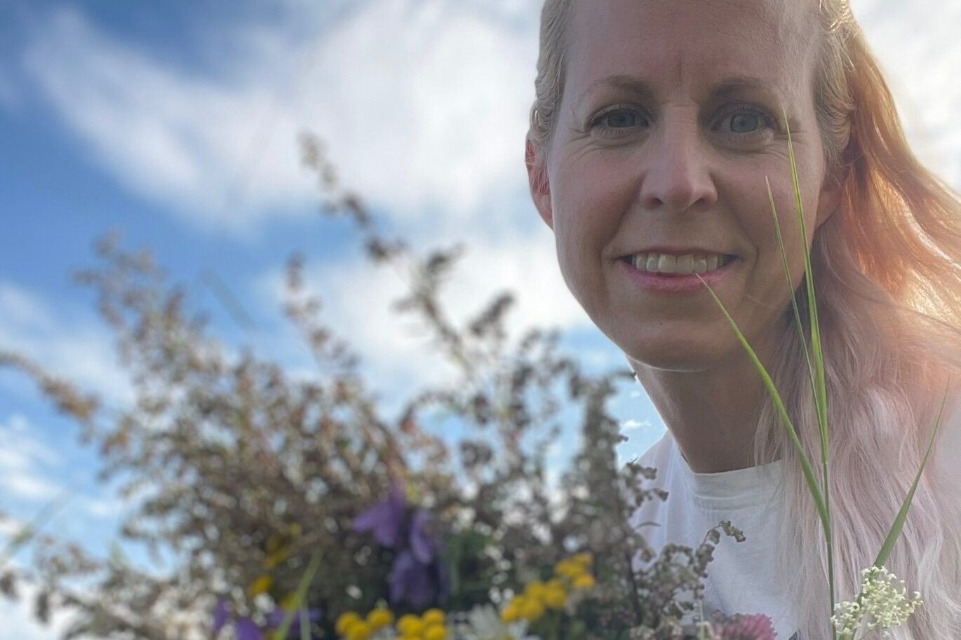 Marit med en bukett markblomster.