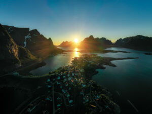 Panoramabilde av Lofoten som bader i midnattssol.