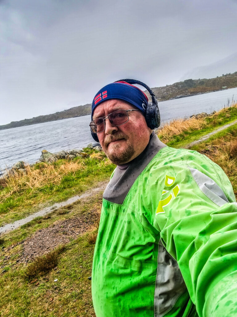 Selfie av Magnar på tur til Ålesundshaugene, ikledd regntøy.