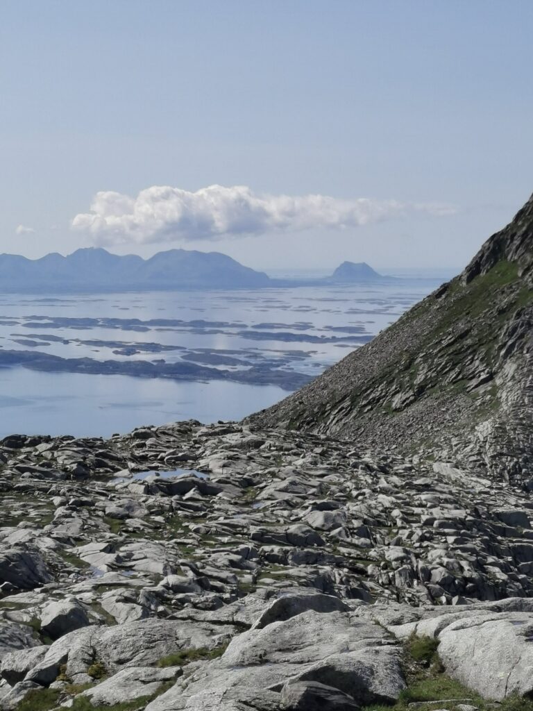 Utsikt over fjorden fra fjellene "De syv søstre" på Helgelandskysten. 