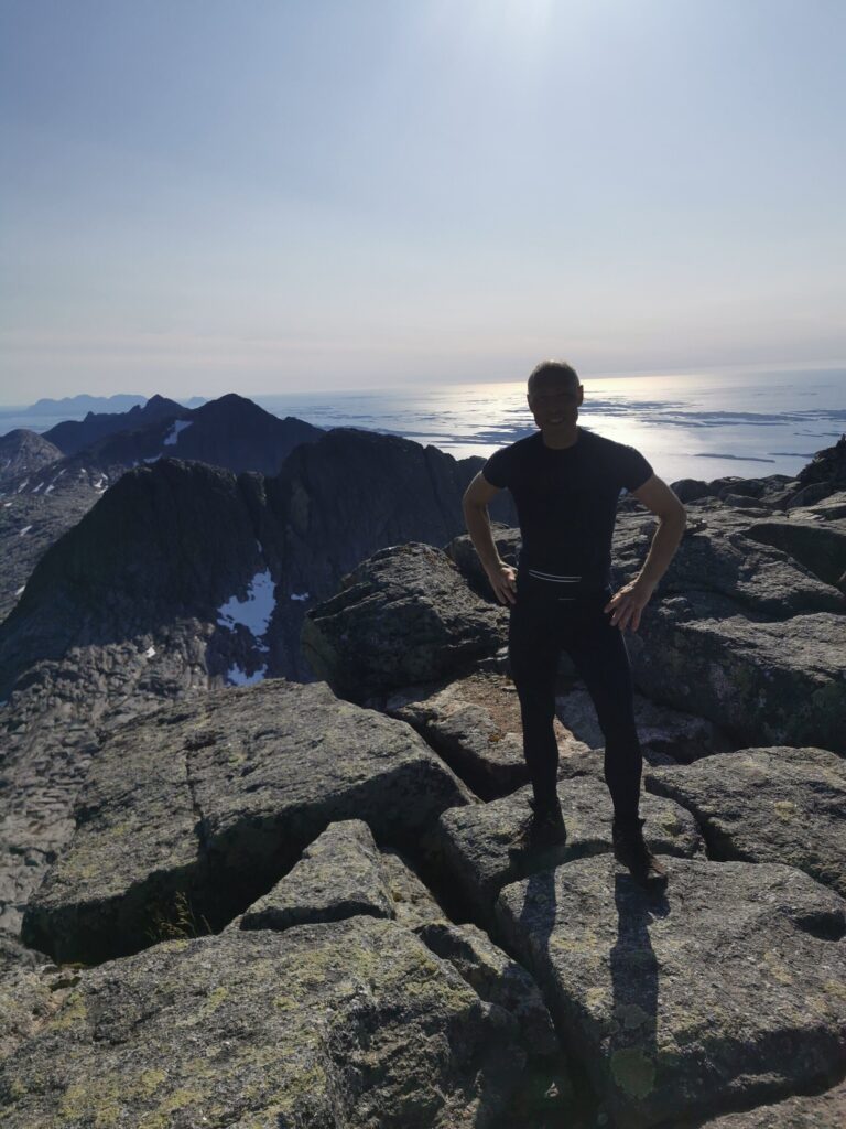 Roar på en av toppene på de syv søstrefjellene på Helgelandskysten.