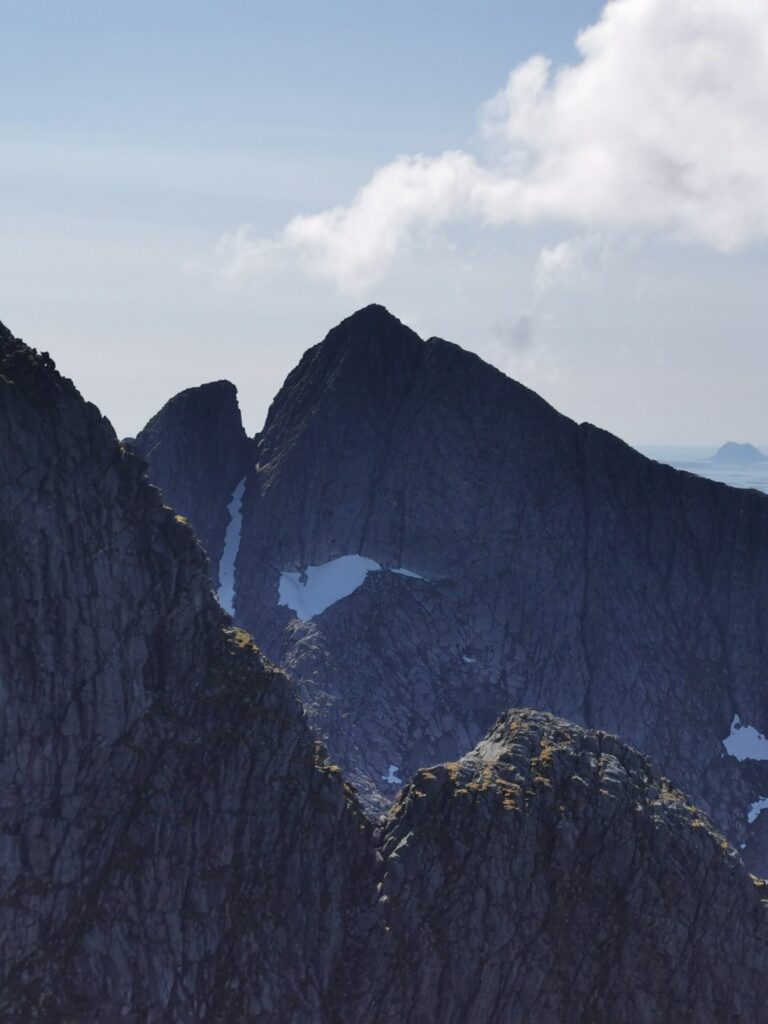 En av fjelltoppene til De syv søstre på Helgelandskysten.