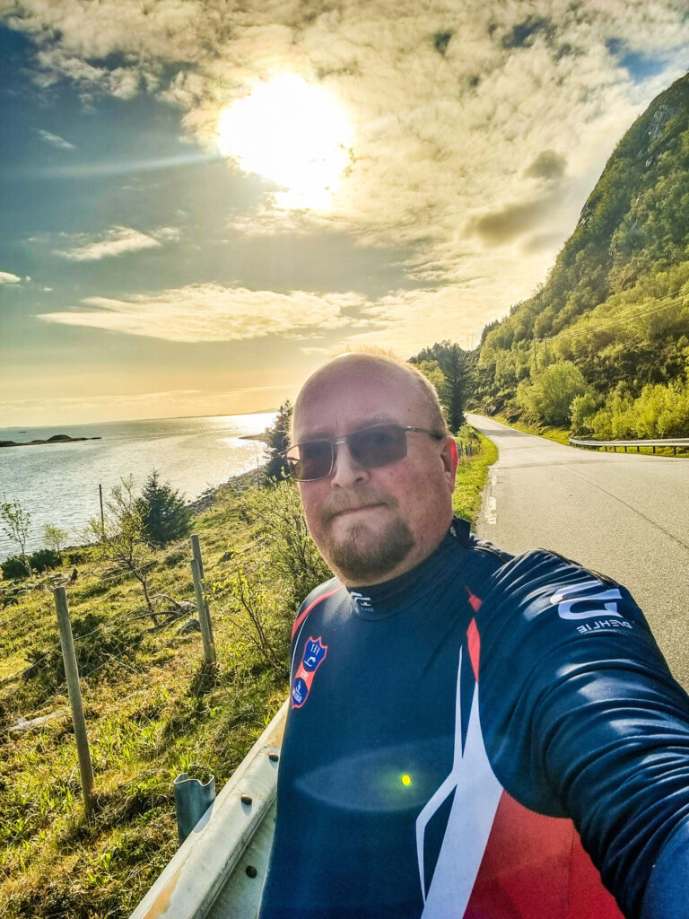 Selfie a Magnar i vakker natur og strålende solskinn