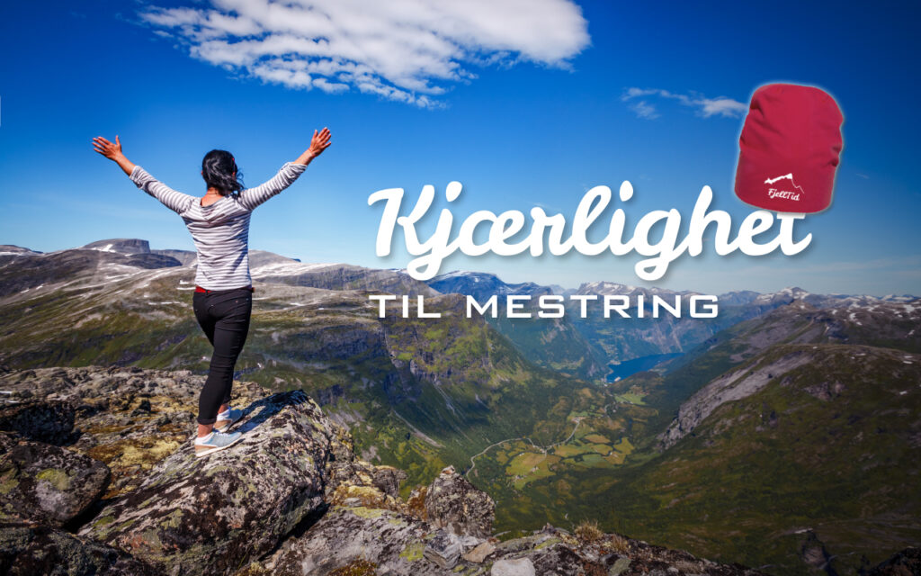Triumferende kvinne står på toppen av norsk fjell med utsikt over dalen.
