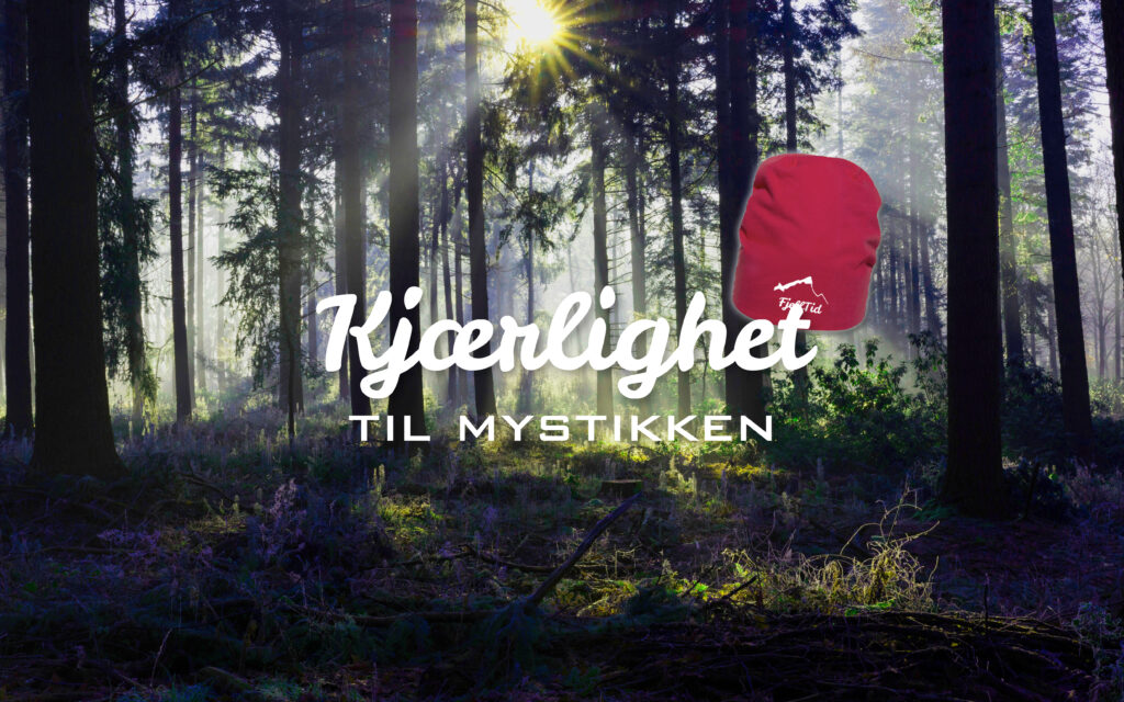 mørk furuskog med sola som skinner mellom trær og tåke. Skriften "kjærlighet til mystikken" og rød FjellTidlue sentrert i bildet.
