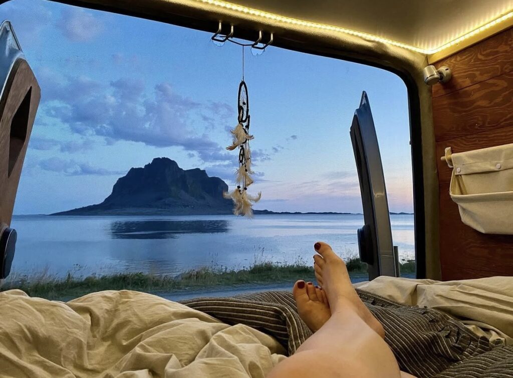 Campingbill med utsikt mot hav og fjell på Vega.