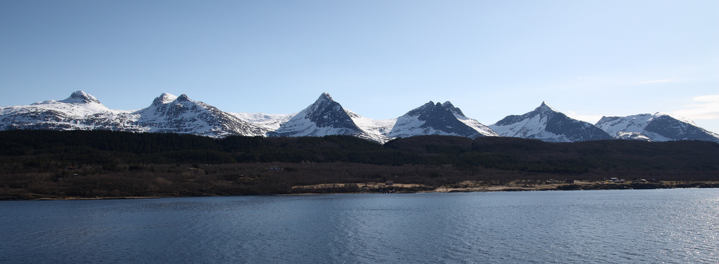 Snøkledde fjelltopper, de syv søstre på helgelandskysten i Nord-Norge. 