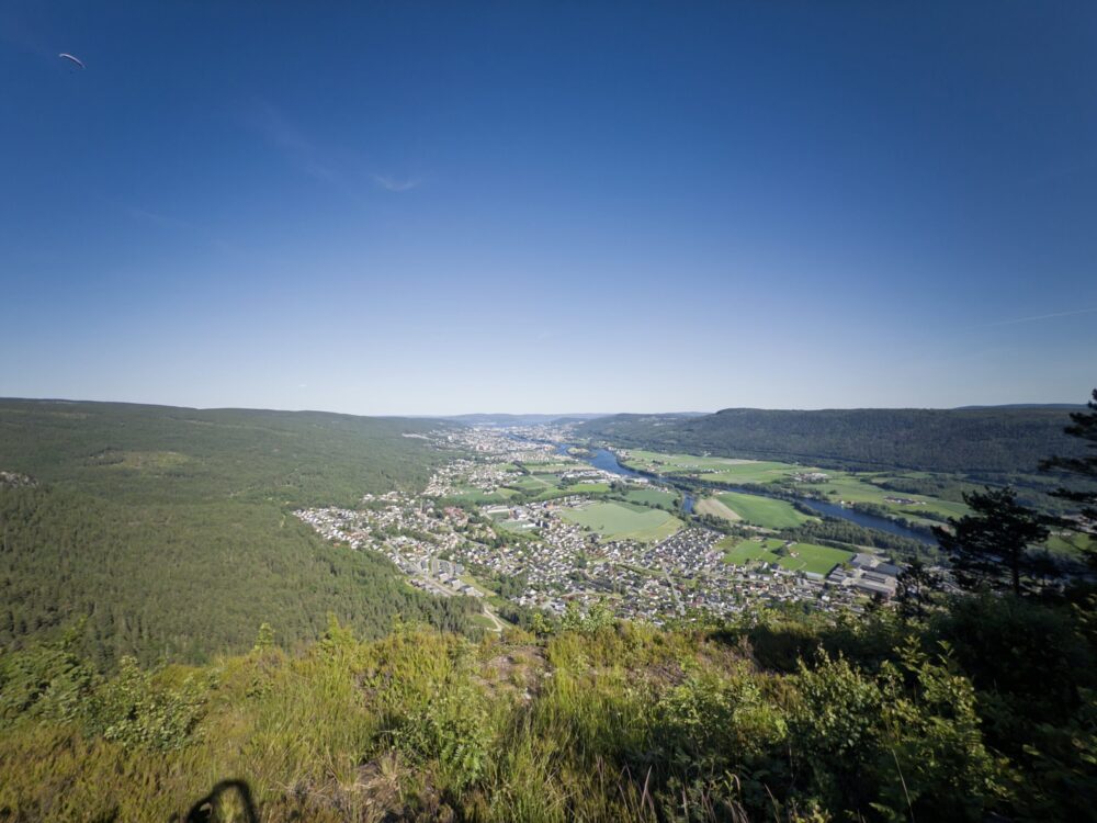 Panoramautsikt over Drammen og Krogstadelva fra Finnmarka.