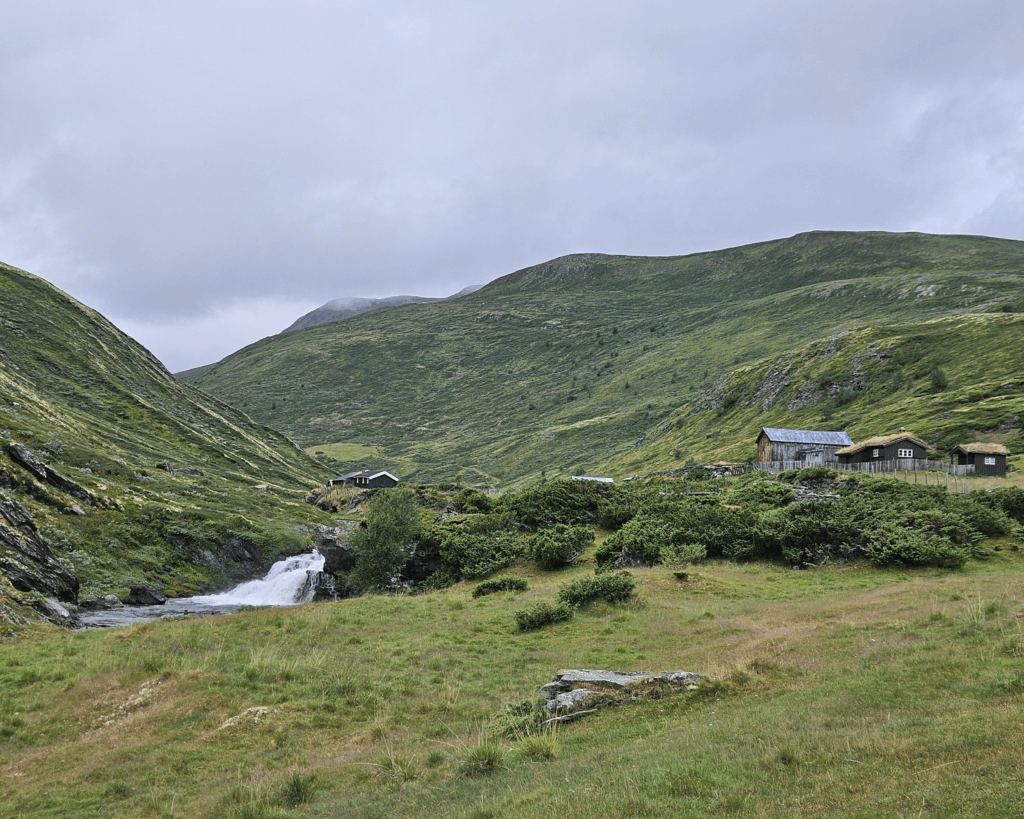 Fjellandskapet på Dovre, med elvestryk og setre.