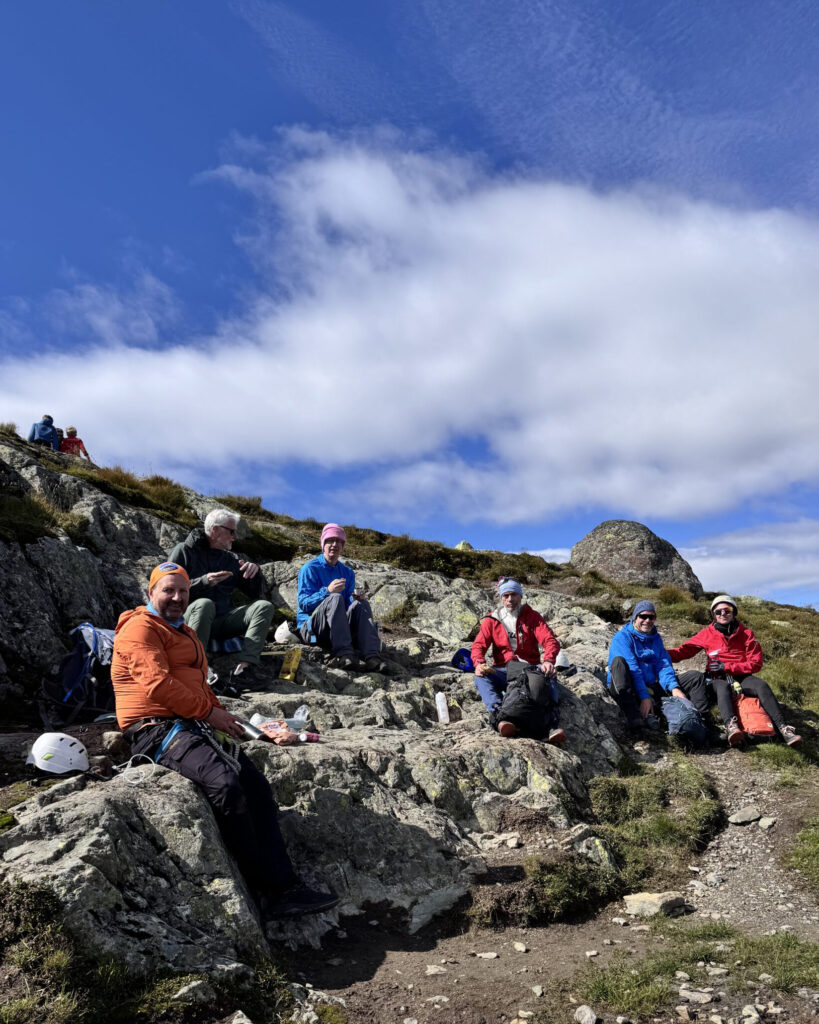 Turfølget tar en rast på fjelle under FjellTidturen Synshorn via Ferrata.