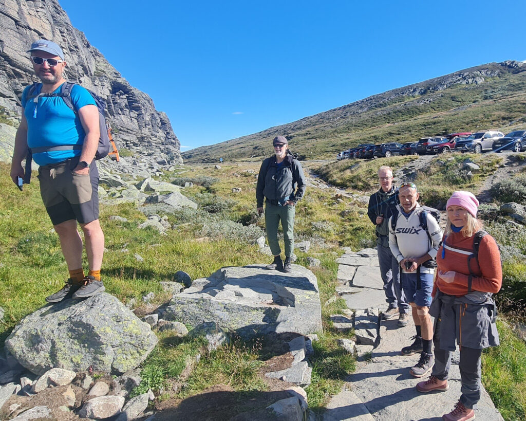 Lena med sitt turfølge klar til å gå sherpatrappene mot Bitihorn.
