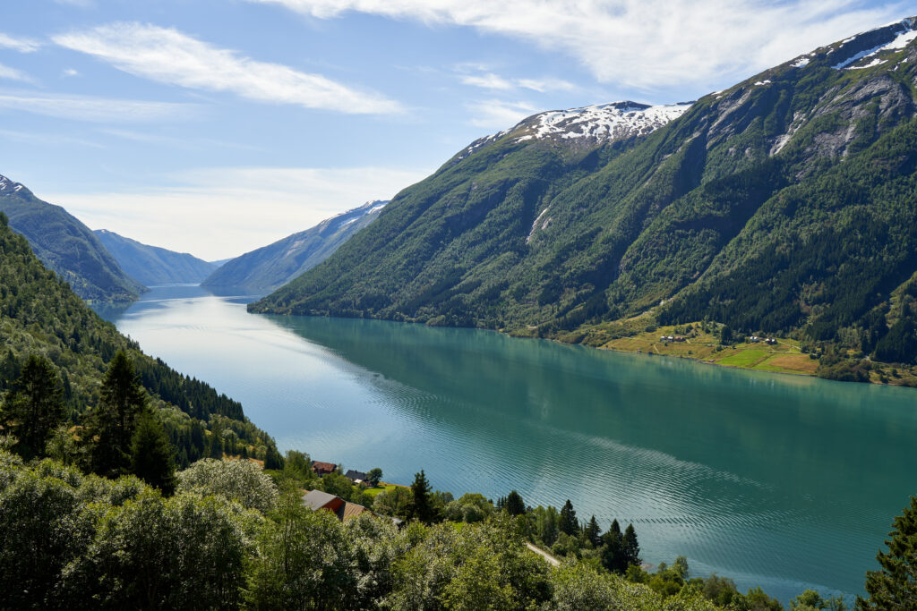 vakkert bilde av Besseggen  i Sognefjord, Norge - overskyet morgen med stille vann. 