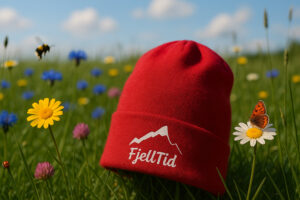AIgenerert bilde av Den ikoniske, røde, FjellTidlua i en grønn og frodig blomstereng under en blå lett skyet himmel.