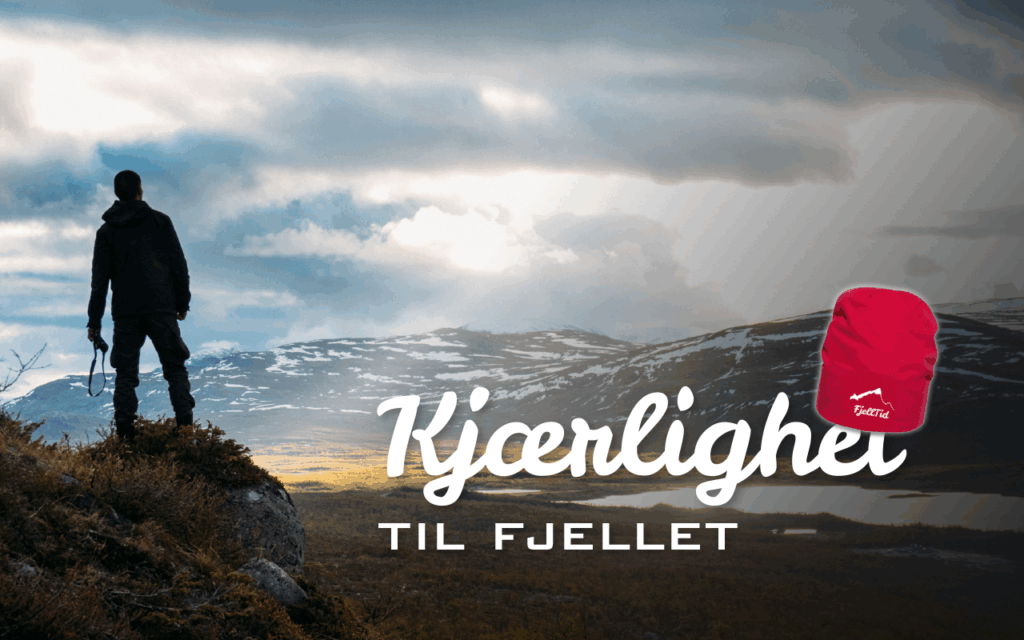 Turgåer i silhuett ser utover fjellheimen. Overskyet himmel med solstråler som trenger gjennom skyene og lyser opp fjellet. Teksten "kjærlighet til fjellet" dekorert med Fjelltidlua.  