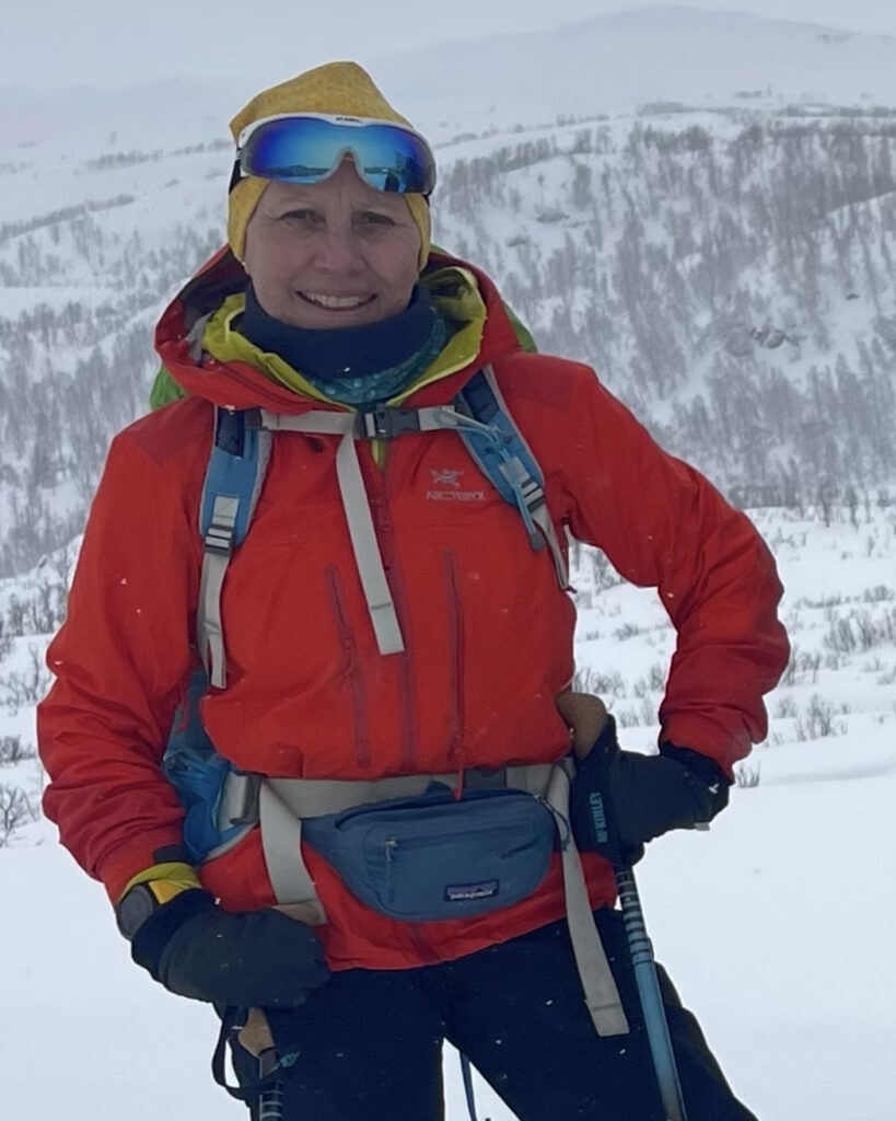 Marianne ikledd skiklær og turutstyr. På skitur i vinterlandskap.