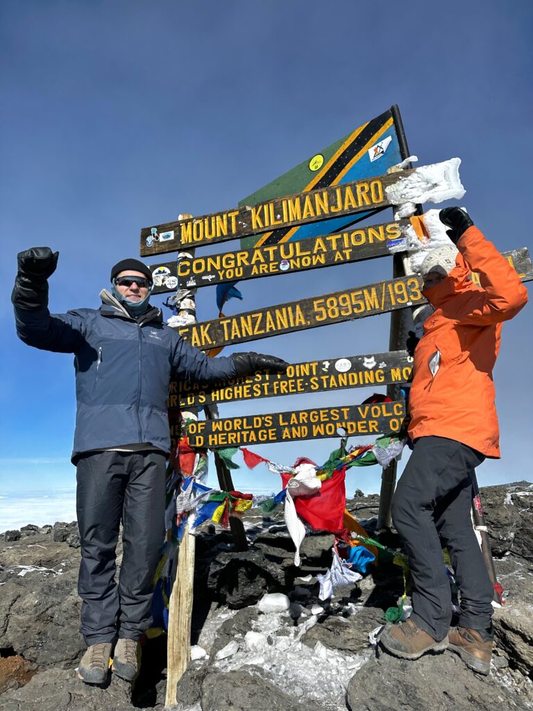Kari og sønnen triumferer på toppen av Kilmanjaro.