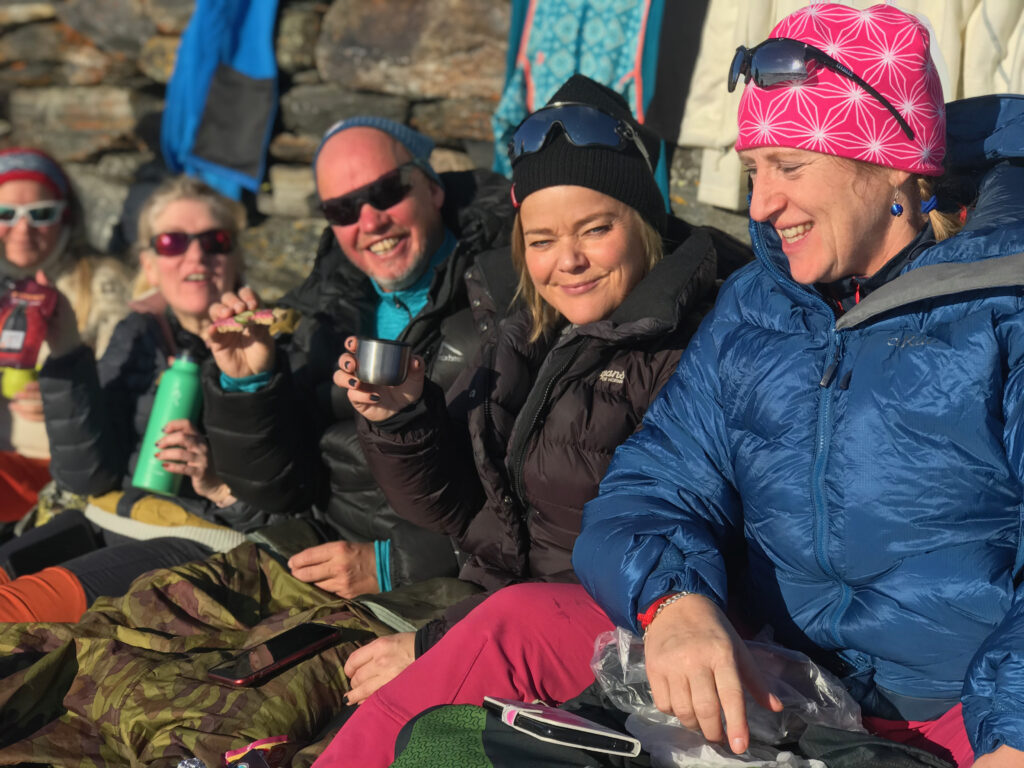Turfolk tar en rast og en kaffekopp. 