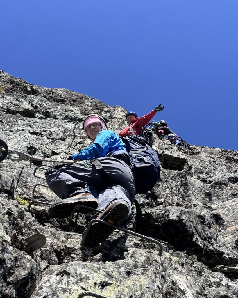 Turfølget på vei opp fjellveggen mot Synshorn via Ferrata