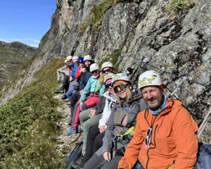 Turfølget ved fjellveggen under FjellTidturen - Synshorn via Ferrata.