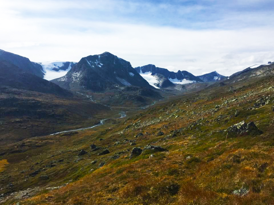 Et par bilder til fra Høgdebrotet 🙂 Opp fra Leirungsdalen med Kalvehøgda i bakgrunn. Videre opp, utsikt til Besshø med Bessvatnet og Besseggen. Fra toppen får en igjen for strevet med utsikt til mange fjell, breer og topper, ser bl.a vestre og austre Memurubre 🙂