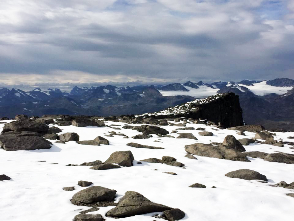 Et par bilder til fra Høgdebrotet 🙂 Opp fra Leirungsdalen med Kalvehøgda i bakgrunn. Videre opp, utsikt til Besshø med Bessvatnet og Besseggen. Fra toppen får en igjen for strevet med utsikt til mange fjell, breer og topper, ser bl.a vestre og austre Memurubre 🙂