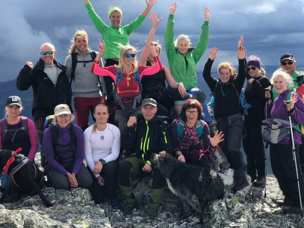 Gruppebilde på fjelltoppen med FjellTidfellesskapet.