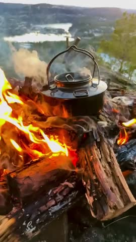 Kaffekjele i brennende bål