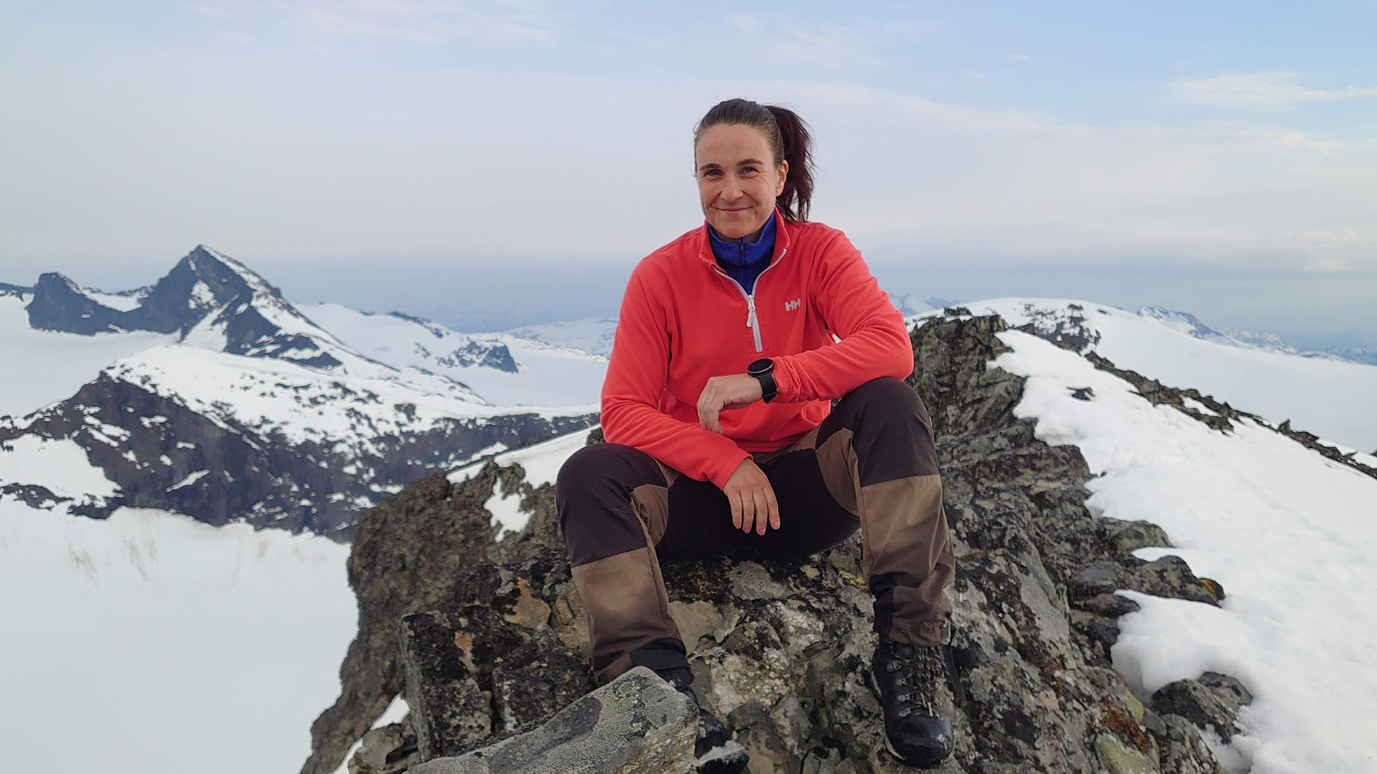 FjellTider Ingeborg sitter på varden ved bakarste-skagsnebb.jpg
