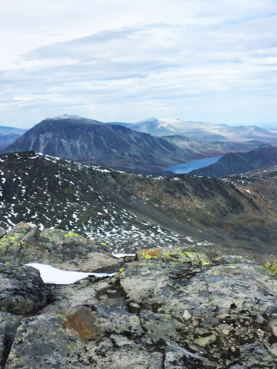 Et par bilder til fra Høgdebrotet 🙂 Opp fra Leirungsdalen med Kalvehøgda i bakgrunn. Videre opp, utsikt til Besshø med Bessvatnet og Besseggen. Fra toppen får en igjen for strevet med utsikt til mange fjell, breer og topper, ser bl.a vestre og austre Memurubre 🙂