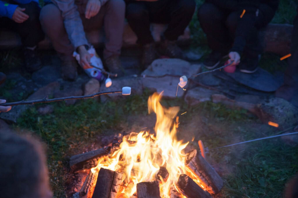 Grille marshmellows over kveldsbålet