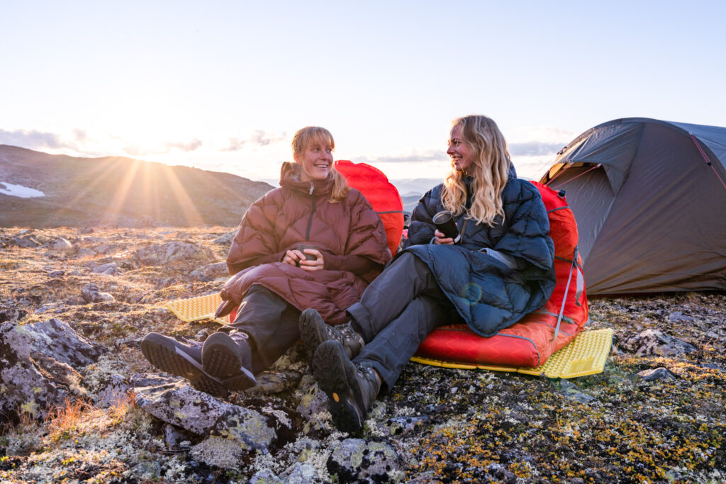 Overnattingstur med turvenninne. Telt, sovepose, liggenunderlag på en fjelltopp og fantastisk utsikt!