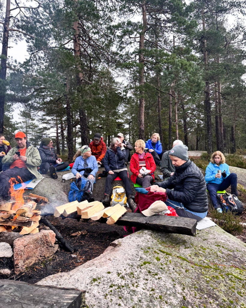 Turfølget sammen rundt bålet