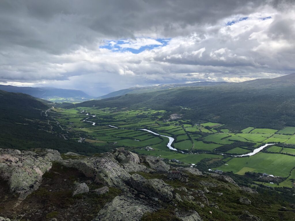 Panoramautsikt over Dalsida i Lesja