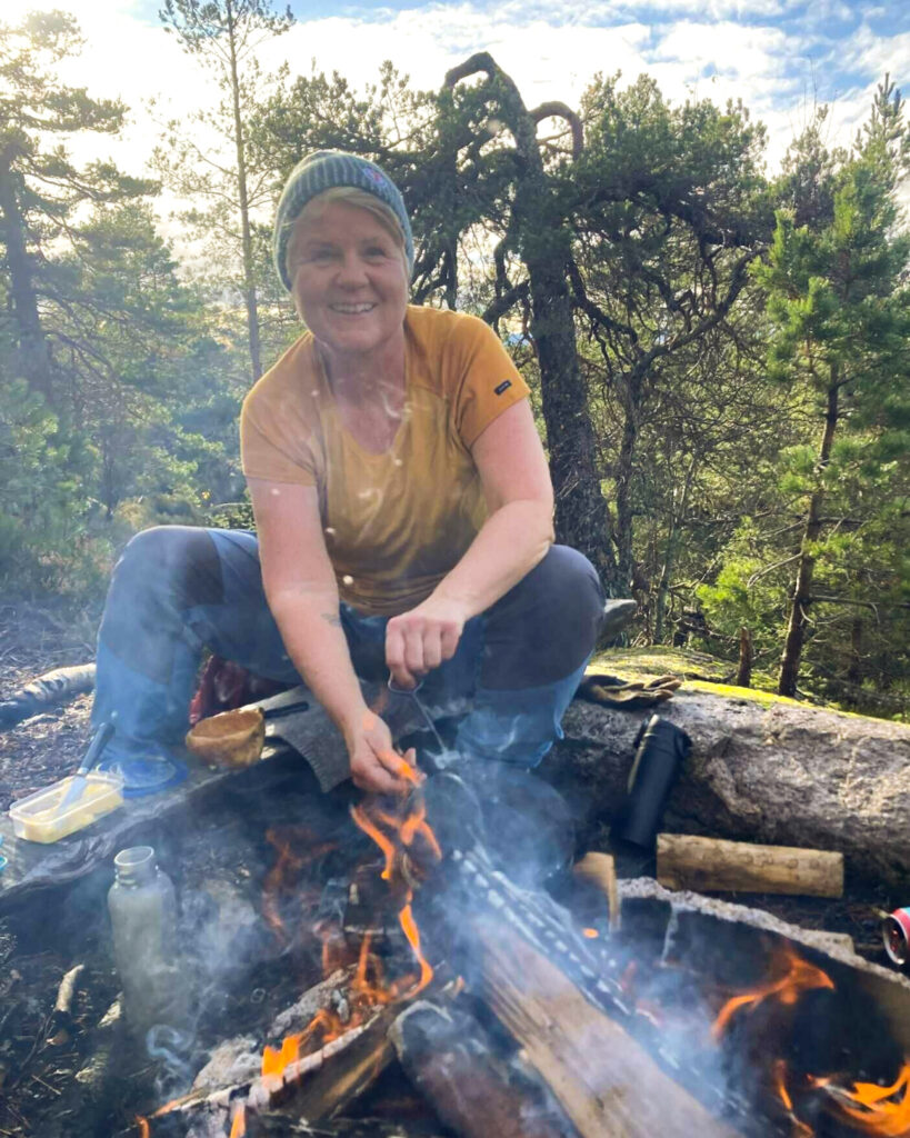 FjellTider June Helen diska opp med vafler på bål