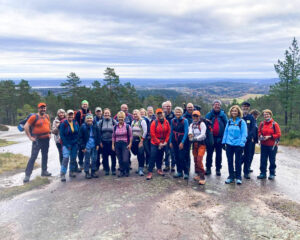 Fellesbilde av turdeltakerne for "båltur i vakre kjekstadmarka".