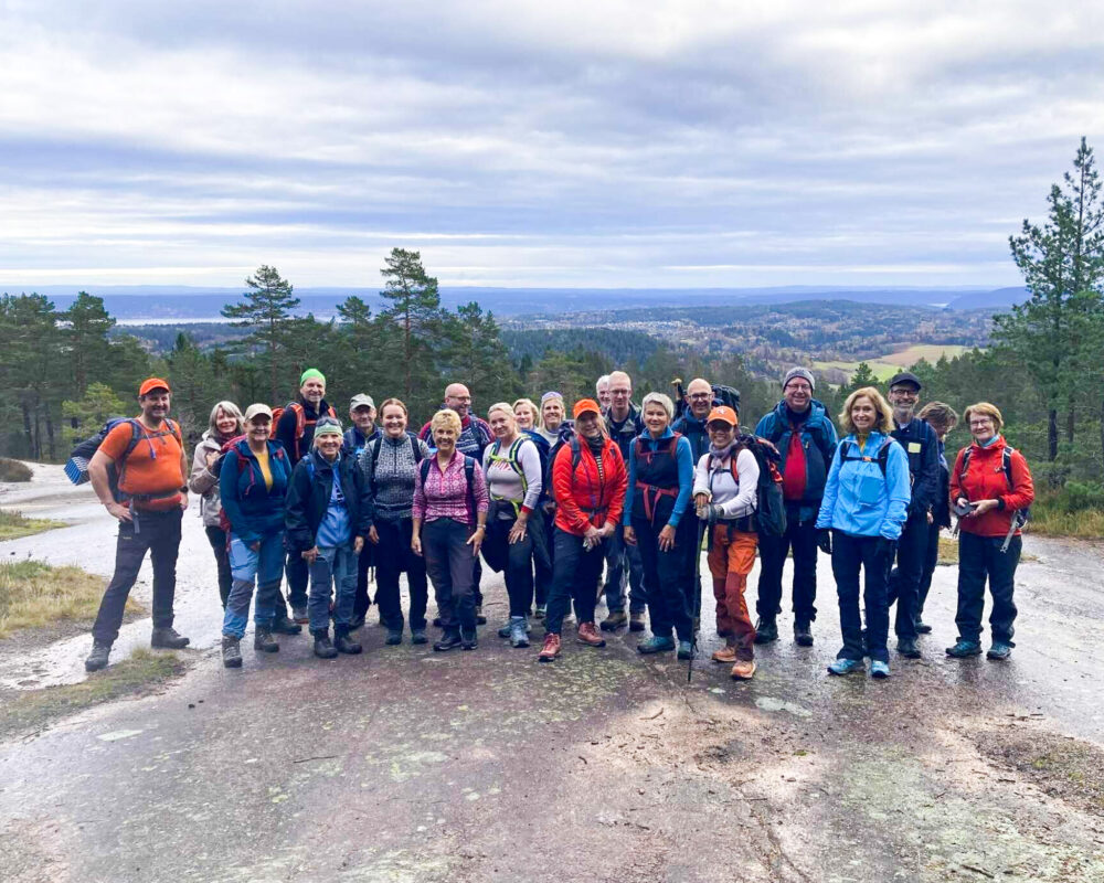 Fellesbilde av turdeltakerne for "båltur i vakre kjekstadmarka".
