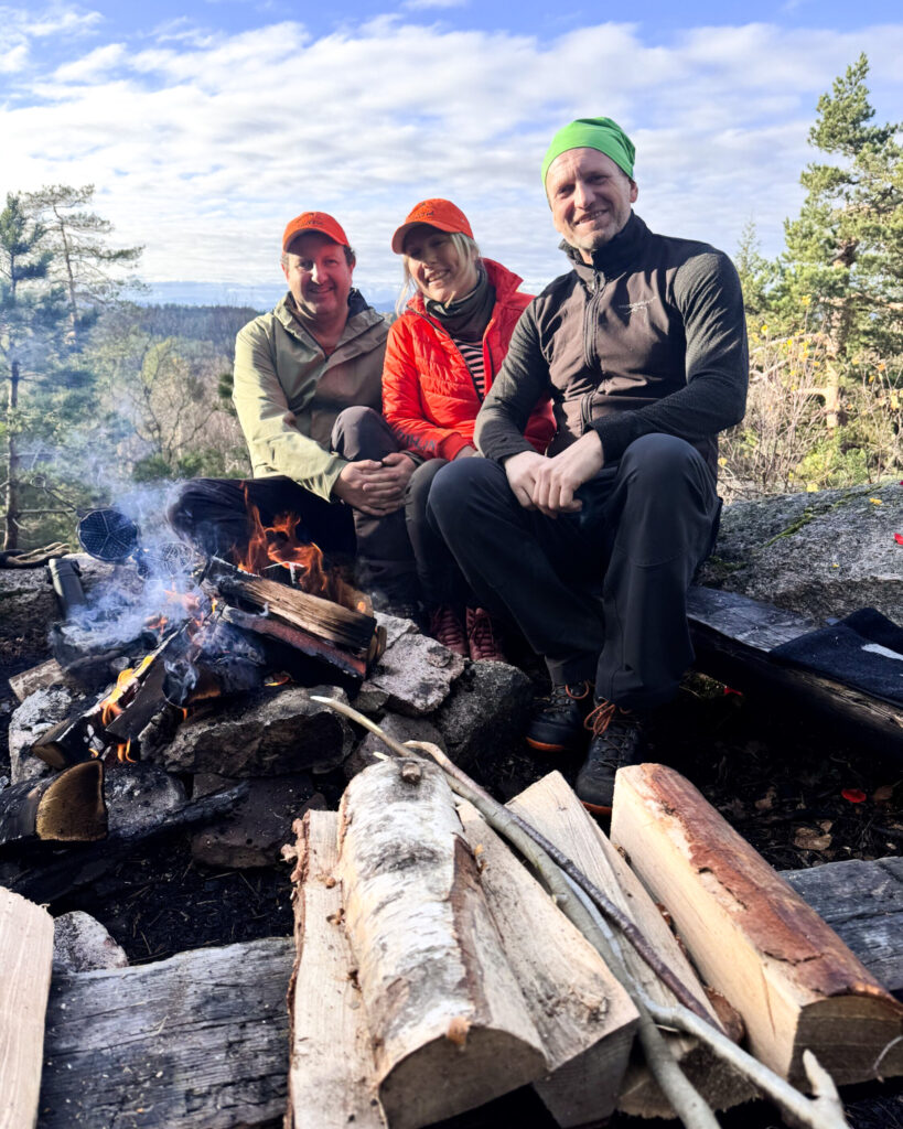 3 av turfølget rundt bålet i vakre kjekstadmarka