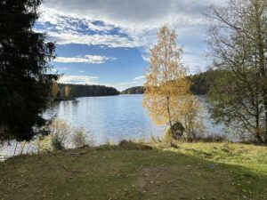 Naturskjønne nøklevannet omgitt av skog og grønne trær.